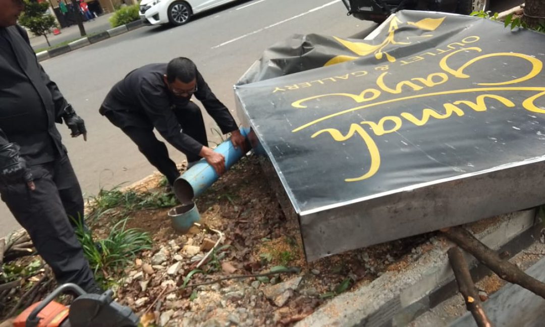 Penebangan Reklame Roboh di Jl.Pajajaran
